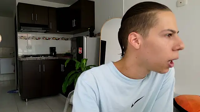 Snapshot of grey___27 chatting on 02/17/25, 05:10 grey 27 online show from 02/17/25, 05:10