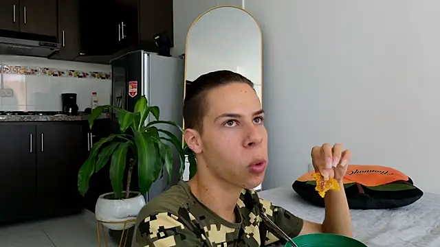 Snapshot of grey___27 chatting on 02/21/25, 05:20 grey 27 online show from 02/21/25, 05:20