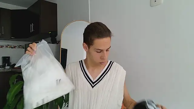 Snapshot of grey___27 chatting on 03/11/25, 09:26 grey 27 online show from 03/11/25, 09:26