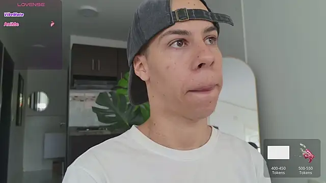 Snapshot of grey___27 chatting on 10/02/25, 12:12 grey 27 online show from 10/02/25, 12:12