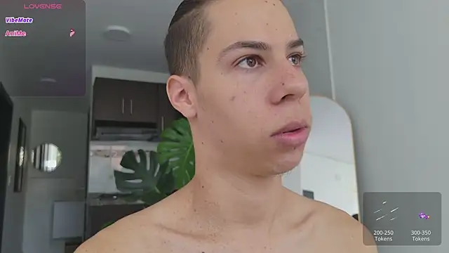 Snapshot of grey___27 chatting on 10/10/25, 12:15 grey 27 online show from 10/10/25, 12:15