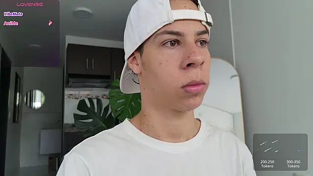 Snapshot of grey___27 chatting on 10/20/25, 12:27 grey 27 online show from 10/20/25, 12:27