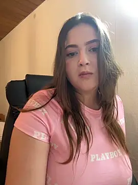 Snapshot of Kamilla_Loop chatting on 10/29/25, 09:38 Kamilla Loop online show from 10/29/25, 09:38