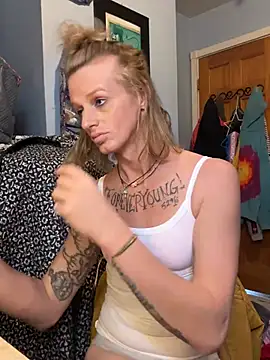 Snapshot of Cutetrans90 chatting on 03/04/25, 03:48 Cutetrans90 online show from 03/04/25, 03:48