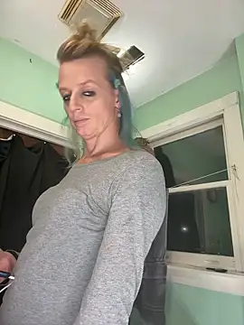 Snapshot of Cutetrans90 chatting on 12/21/25, 12:18 Cutetrans90 online show from 12/21/25, 12:18