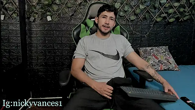 Snapshot of nicky_vances chatting on 10/22/25, 06:40 nicky vances online show from 10/22/25, 06:40