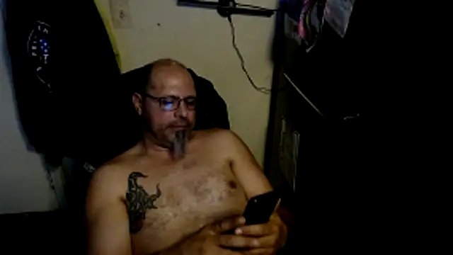 Snapshot of KrazyLegz chatting on 04/13/26, 03:50 KrazyLegz online show from 04/13/26, 03:50