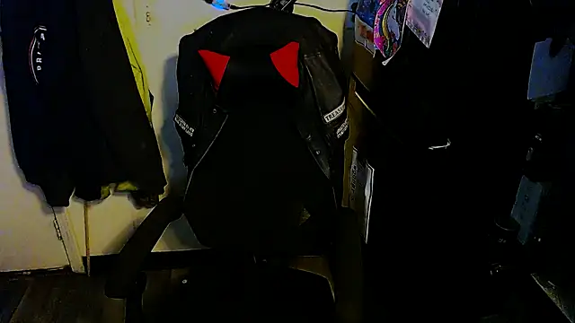 Snapshot of KrazyLegz chatting on 04/19/26, 06:10 KrazyLegz online show from 04/19/26, 06:10