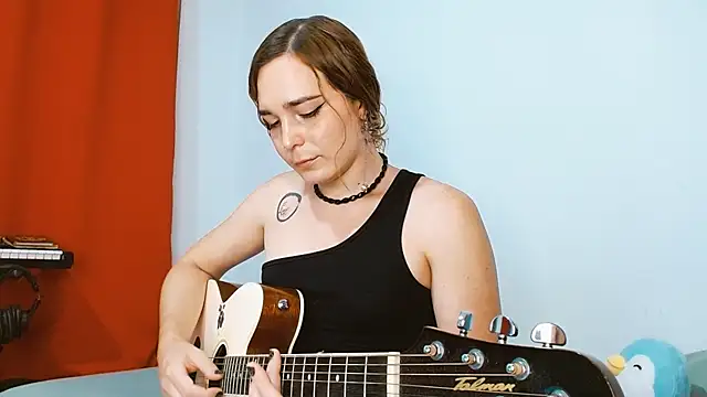 Snapshot of Catnessa chatting on 10/19/25, 12:11 Catnessa online show from 10/19/25, 12:11