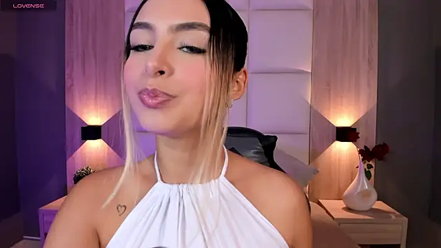 Snapshot of bella1207 chatting on 09/30/25, 08:03 bella1207 online show from 09/30/25, 08:03