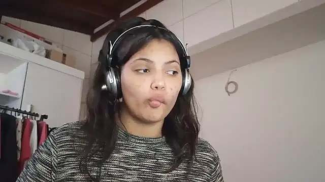 Snapshot of bombomepimenta chatting on 10/13/25, 04:18 bombomepimenta online show from 10/13/25, 04:18