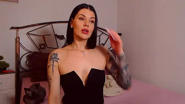 Snapshot of YvonneEverlee chatting on 04/08/26, 07:47 YvonneEverlee online show from 04/08/26, 07:47