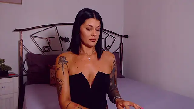 Snapshot of YvonneEverlee chatting on 07/24/26, 08:07 YvonneEverlee online show from 07/24/26, 08:07
