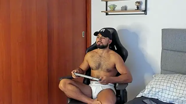 Snapshot of ethaanjones chatting on 10/14/25, 08:20 ethaanjones online show from 10/14/25, 08:20