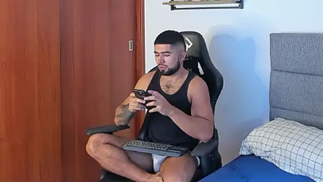 Snapshot of ethaanjones chatting on 11/23/25, 12:49 ethaanjones online show from 11/23/25, 12:49