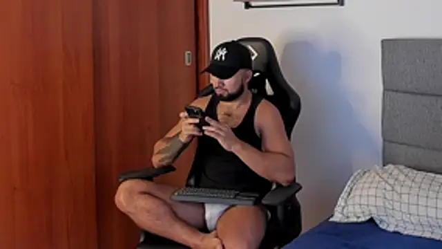 Snapshot of ethaanjones chatting on 11/24/25, 08:19 ethaanjones online show from 11/24/25, 08:19