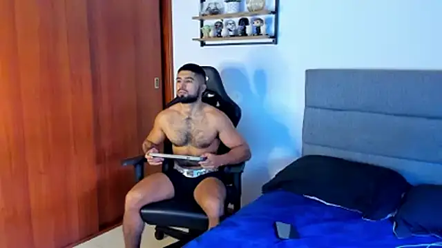 Snapshot of ethaanjones chatting on 12/15/25, 02:32 ethaanjones online show from 12/15/25, 02:32