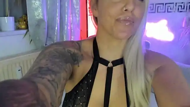 Snapshot of CocoSkyy chatting on 11/29/25, 08:23 CocoSkyy online show from 11/29/25, 08:23