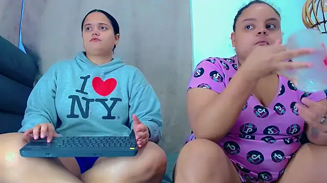 Snapshot of brunnette_hot chatting on 12/18/25, 10:54 brunnette hot online show from 12/18/25, 10:54