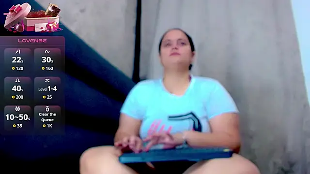 Snapshot of brunnette_hot chatting on 01/19/26, 10:41 brunnette hot online show from 01/19/26, 10:41