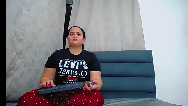 Snapshot of brunnette_hot chatting on 03/12/26, 10:43 brunnette hot online show from 03/12/26, 10:43