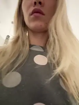 Adelina0001 online show from 12/30/24, 04:51