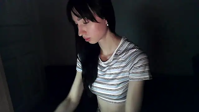 Snapshot of ElizaSwon chatting on 12/18/25, 04:02 ElizaSwon online show from 12/18/25, 04:02