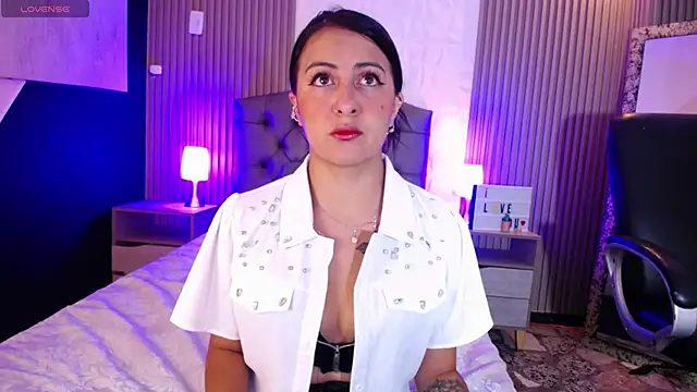 isabella smith  online show from 02/08/25, 01:01