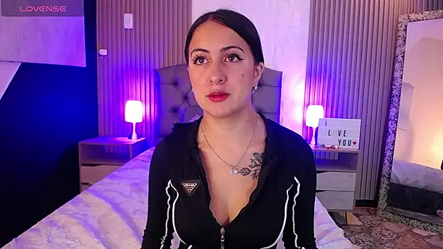 isabella smith  online show from 02/21/25, 01:22