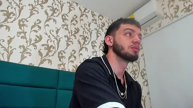 Snapshot of Michael_magno chatting on 12/26/24, 01:21 Michael magno online show from 12/26/24, 01:21