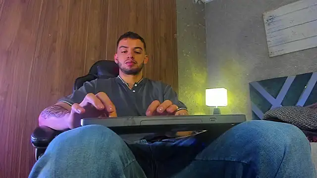 Snapshot of Michael_magno chatting on 12/29/24, 04:40 Michael magno online show from 12/29/24, 04:40