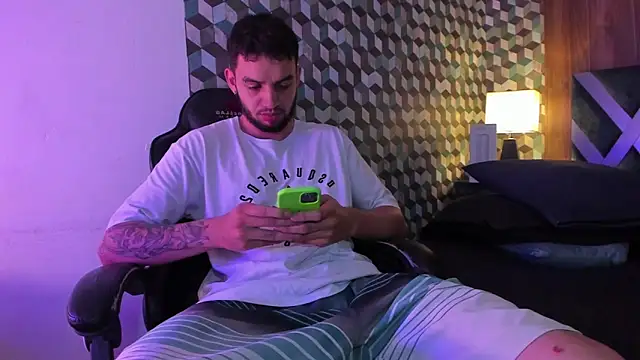 Snapshot of Michael_magno chatting on 01/17/25, 05:41 Michael magno online show from 01/17/25, 05:41