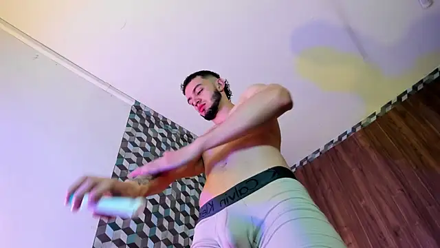 Snapshot of Michael_magno chatting on 01/19/25, 06:43 Michael magno online show from 01/19/25, 06:43