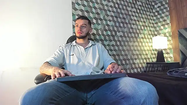 Snapshot of Michael_magno chatting on 01/22/25, 03:29 Michael magno online show from 01/22/25, 03:29