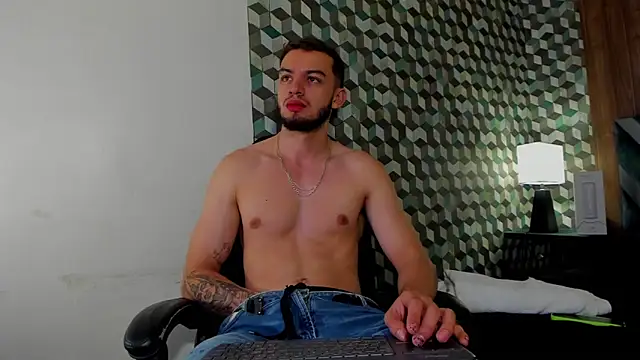 Snapshot of Michael_magno chatting on 01/27/25, 11:43 Michael magno online show from 01/27/25, 11:43