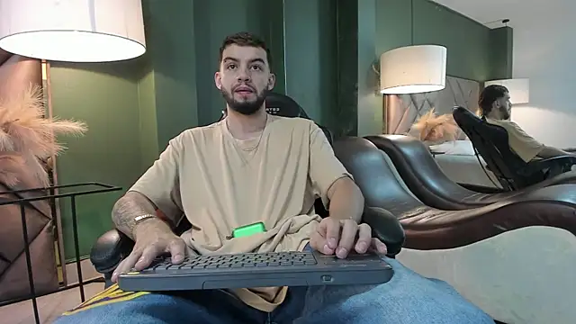 Snapshot of Michael_magno chatting on 10/13/25, 06:19 Michael magno online show from 10/13/25, 06:19