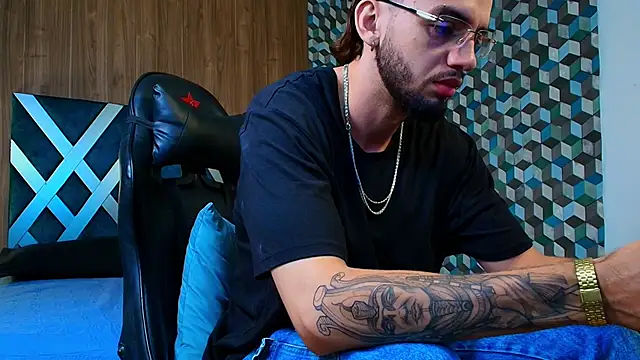 Snapshot of Michael_magno chatting on 10/15/25, 06:41 Michael magno online show from 10/15/25, 06:41