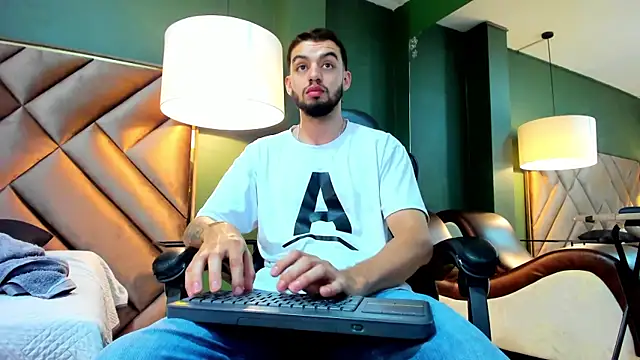 Snapshot of Michael_magno chatting on 10/16/25, 08:43 Michael magno online show from 10/16/25, 08:43