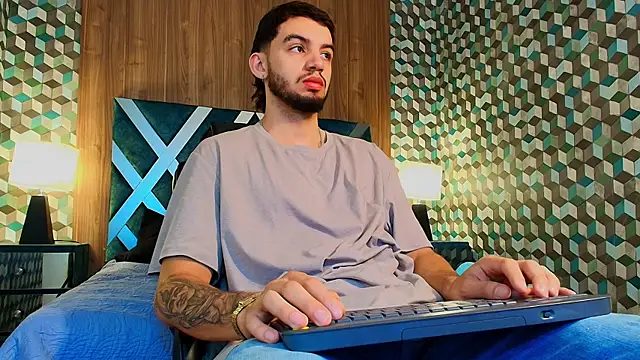 Snapshot of Michael_magno chatting on 11/08/25, 05:12 Michael magno online show from 11/08/25, 05:12