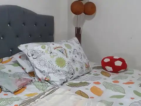 Snapshot of Chantal_hott chatting on 03/15/25, 01:52 Chantal hott online show from 03/15/25, 01:52