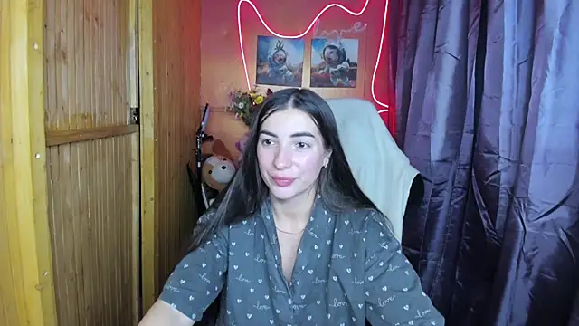 Snapshot of Fiery_Brunette_ chatting on 12/24/24, 09:00 Fiery Brunette online show from 12/24/24, 09:00