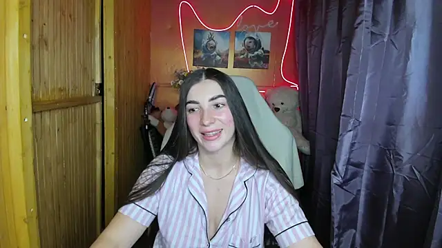 Snapshot of Fiery_Brunette_ chatting on 01/04/25, 12:05 Fiery Brunette online show from 01/04/25, 12:05