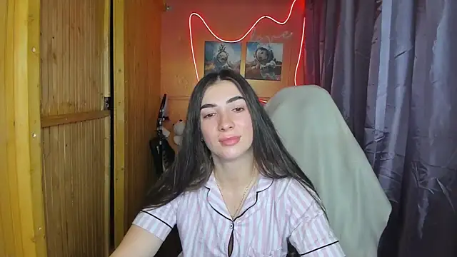 Snapshot of Fiery_Brunette_ chatting on 02/18/25, 06:37 Fiery Brunette online show from 02/18/25, 06:37