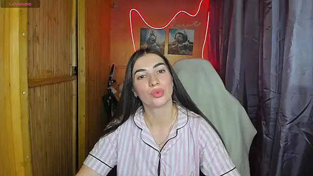 Snapshot of Fiery_Brunette_ chatting on 02/18/25, 06:58 Fiery Brunette online show from 02/18/25, 06:58