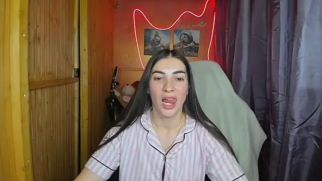 Snapshot of Fiery_Brunette_ chatting on 02/19/25, 03:27 Fiery Brunette online show from 02/19/25, 03:27