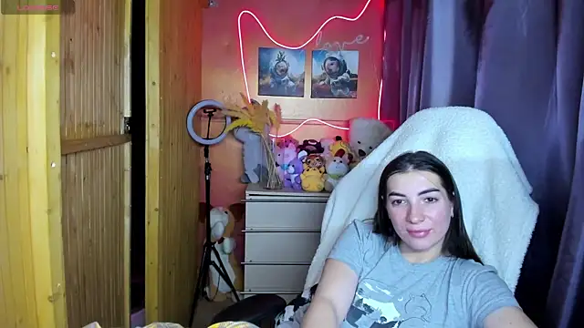 Snapshot of Fiery_Brunette_ chatting on 11/30/25, 06:28 Fiery Brunette online show from 11/30/25, 06:28