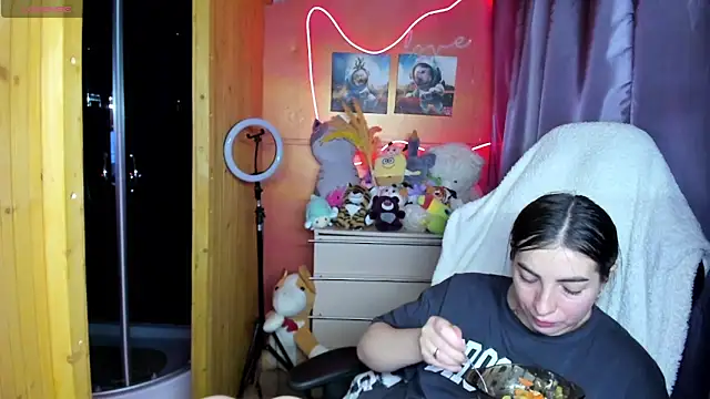 Fiery Brunette  online show from 04/05/26, 06:32