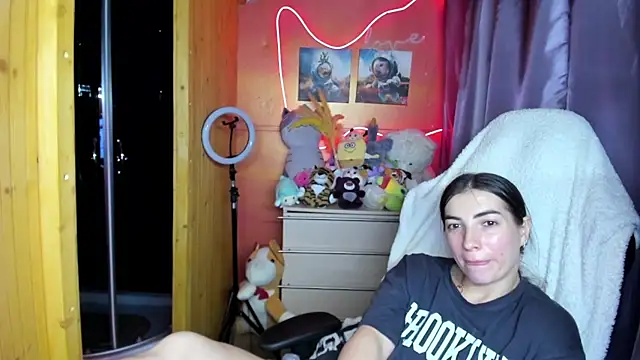 Fiery Brunette  online show from 04/06/26, 11:44