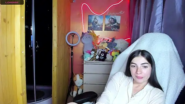 Fiery Brunette  online show from 05/18/26, 06:36