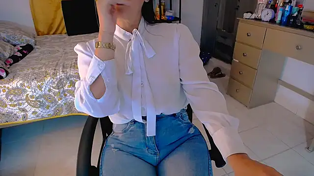 Snapshot of BitterMomXxx chatting on 04/15/26, 08:53 BitterMomXxx online show from 04/15/26, 08:53